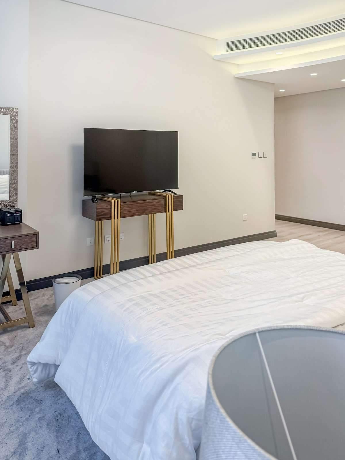 2BR Apartment| Four Season View in Bahrain Bay - Image 4