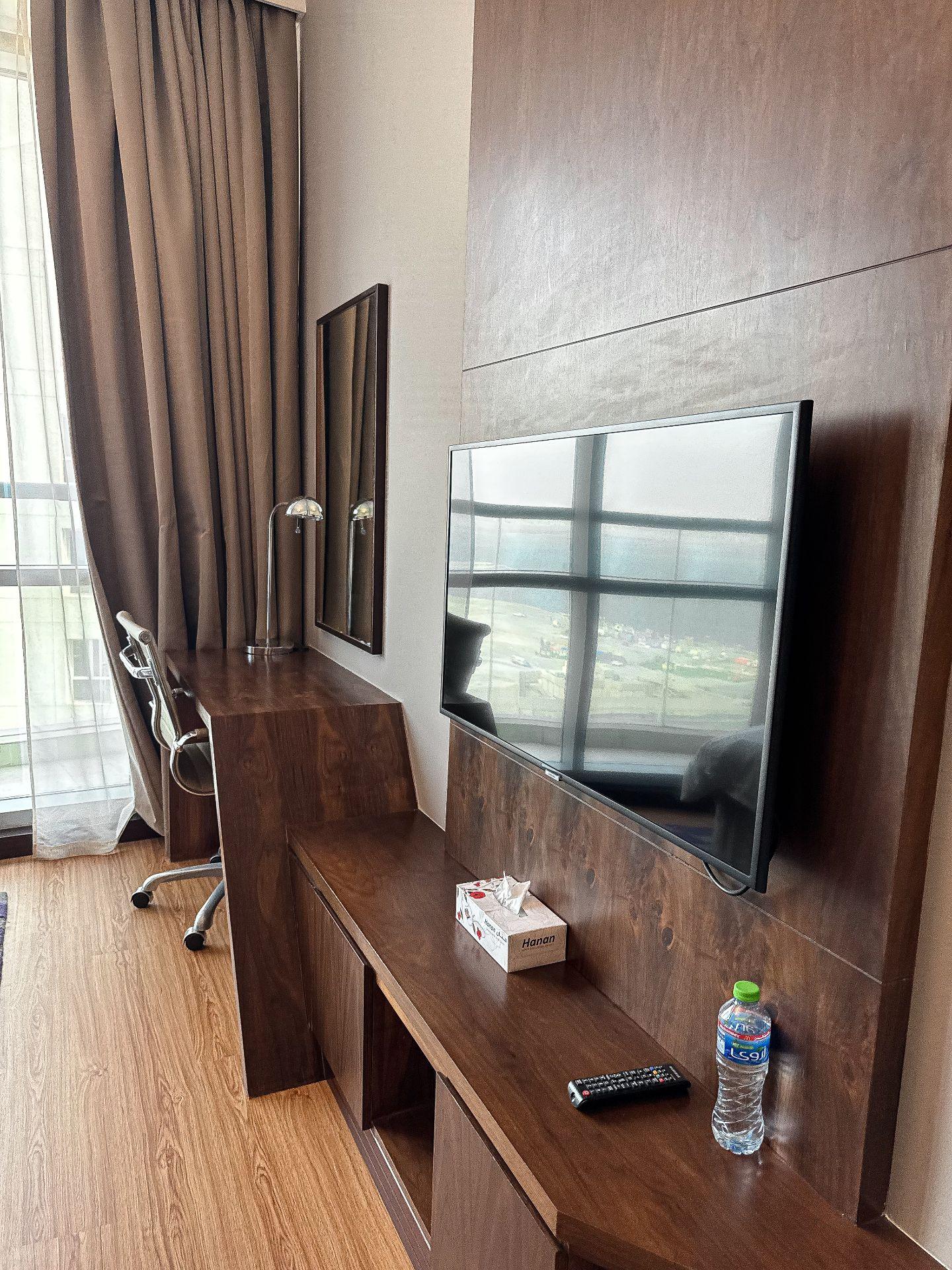 Spacious 3-Bedroom Apartment with Sea & City Views - Image 7