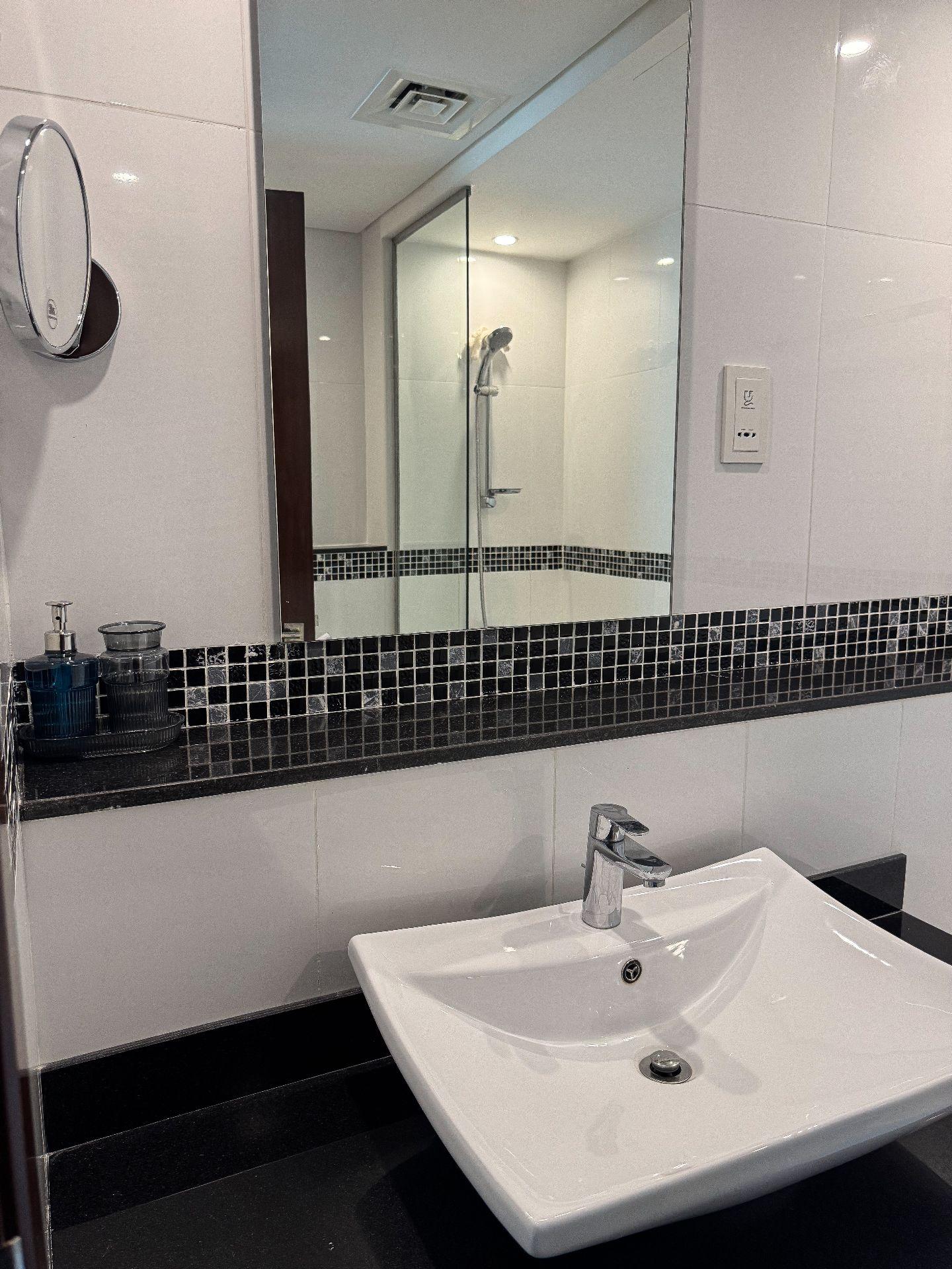 Spacious 3-Bedroom Apartment with Sea & City Views - Image 17