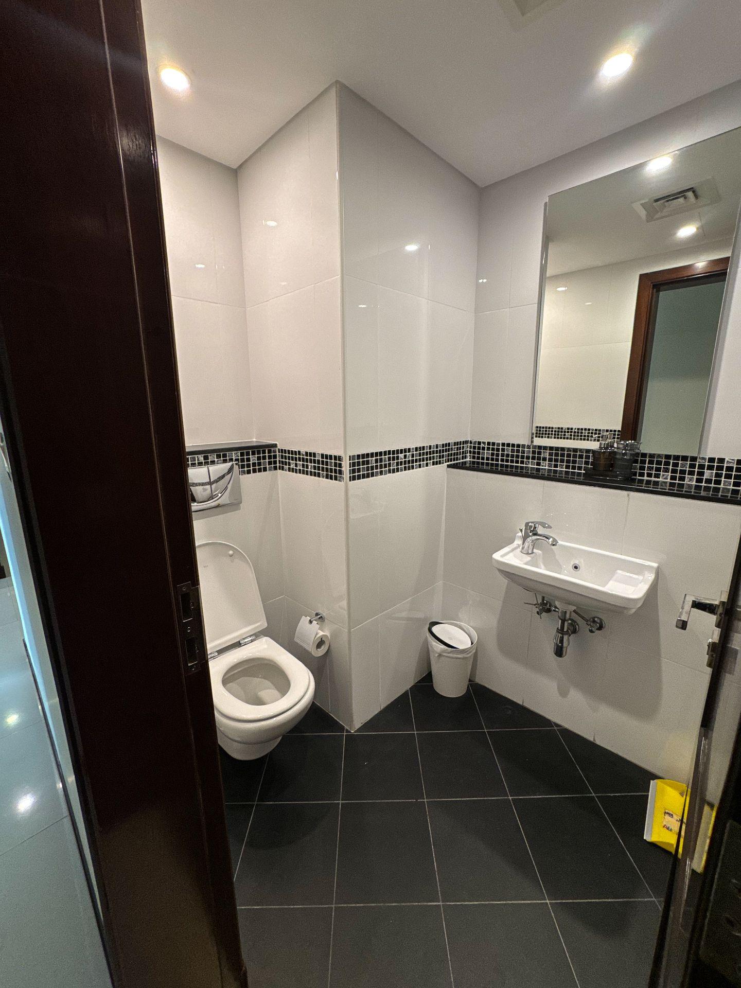 Spacious 3-Bedroom Apartment with Sea & City Views - Image 27