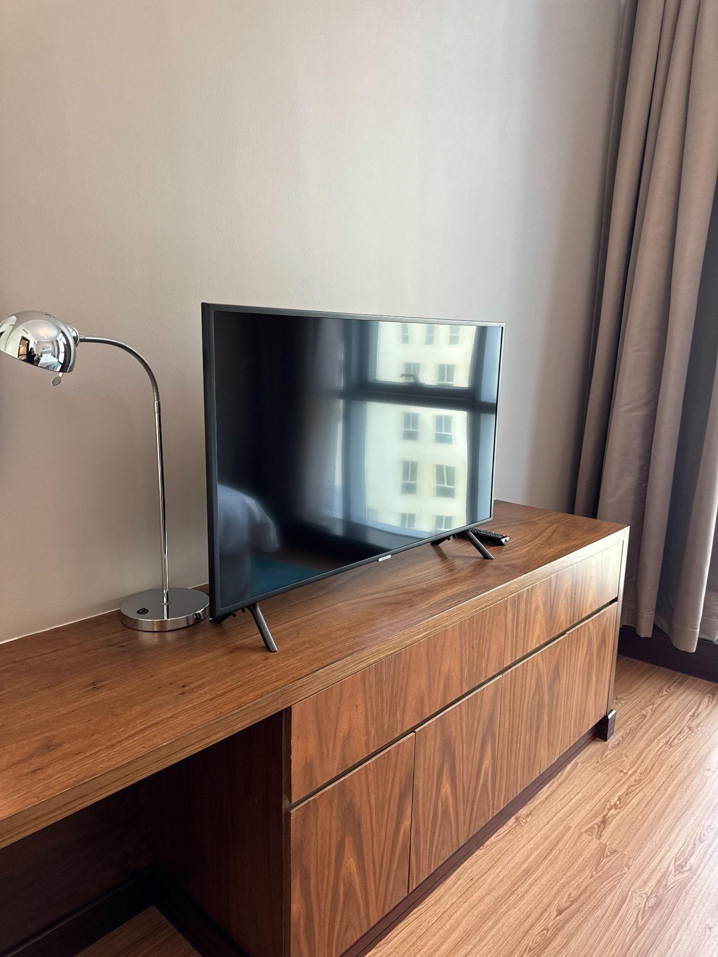 Spacious 3-Bedroom Apartment with Sea & City Views - Image 12