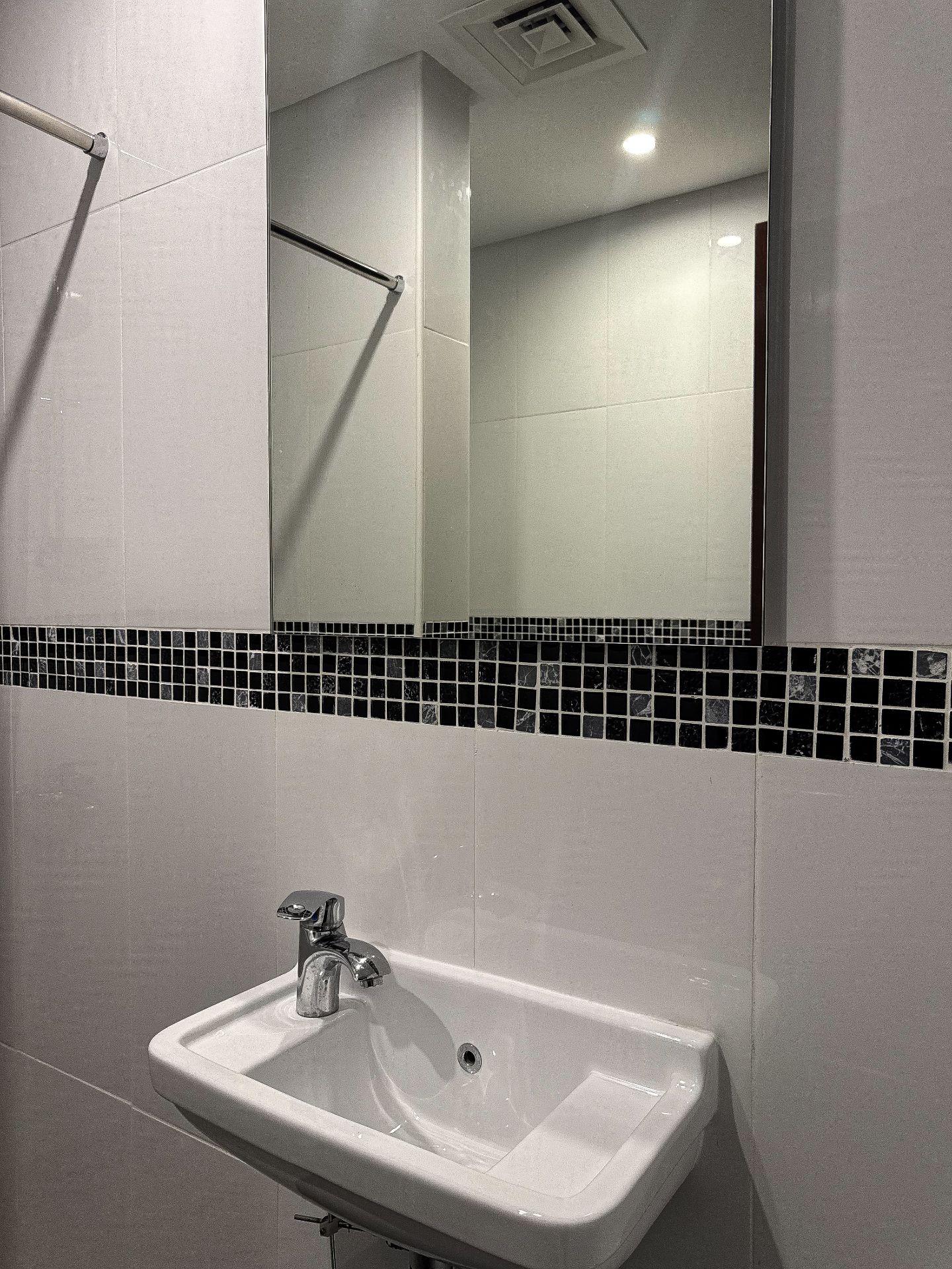 Spacious 3-Bedroom Apartment with Sea & City Views - Image 61